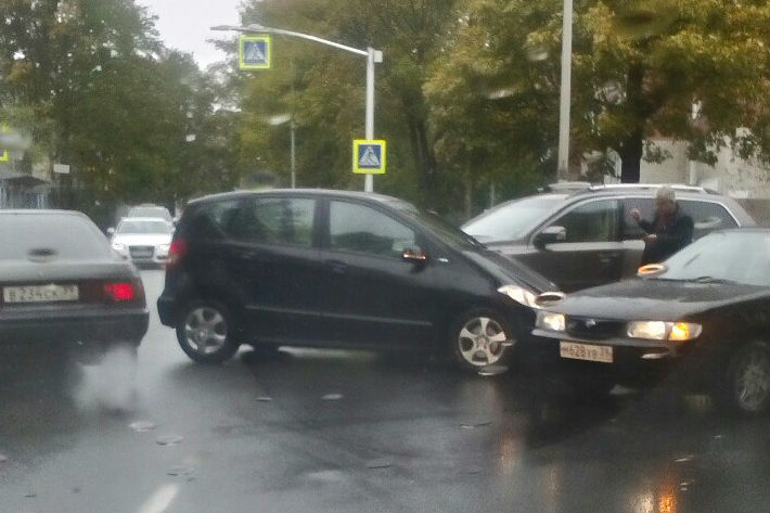 Из-за ДТП на пересечении Куйбышева и Еловой аллеи образовалась пробка (фото)