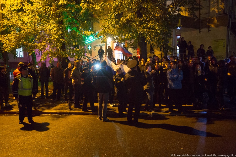 Участники акции в поддержку Навального устроили митинг у УМВД (фото, видео)