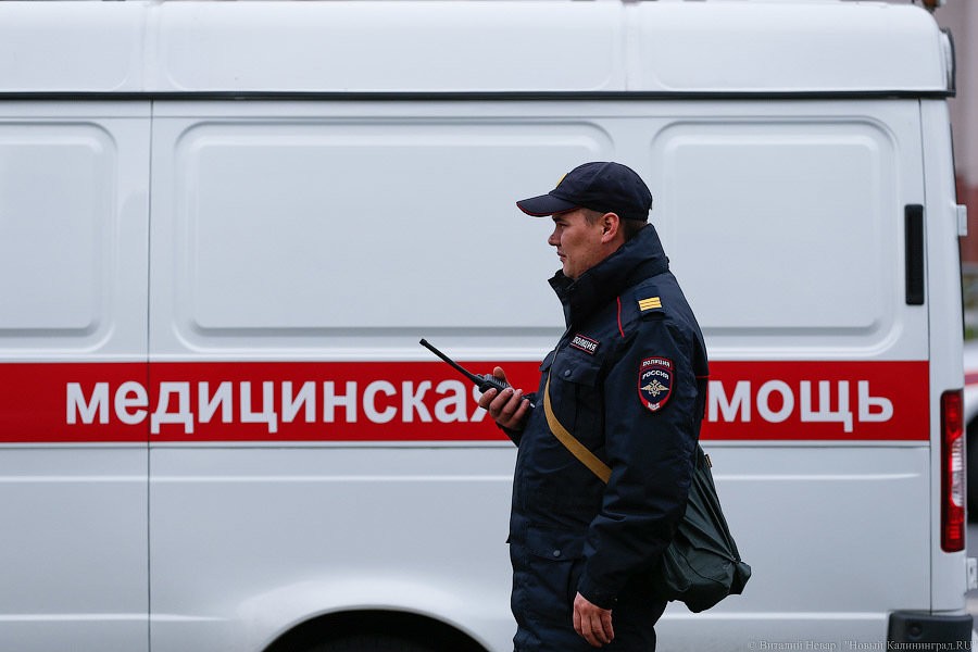 На Окружной «Митцубиси» врезался в стоявшее на «аварийках» авто, пострадали двое