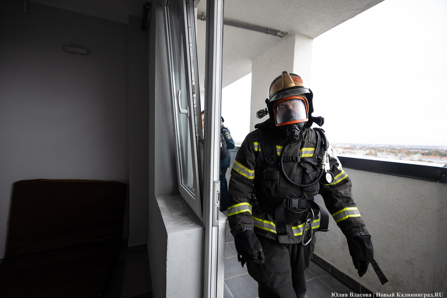 За три минуты на 25-й этаж: у пожарных прошли соревнование по скоростному подъёму (фото)