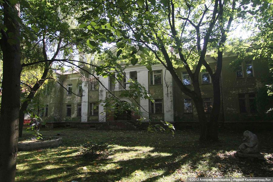 Конец эпохи: в Калининграде снесли историческое здание детсада (фото)