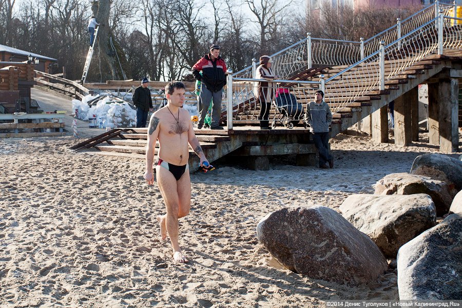 Зеленоградец поздравил женщин с 8 Марта, проплыв больше километра в ледяной воде