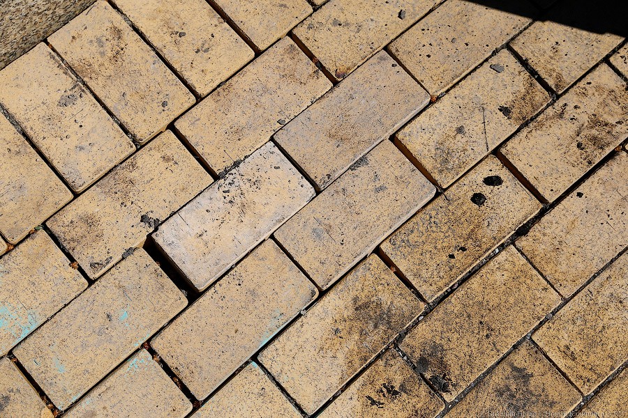 После потопа появились новые трещины на памятнике морякам-балтийцам (фото)