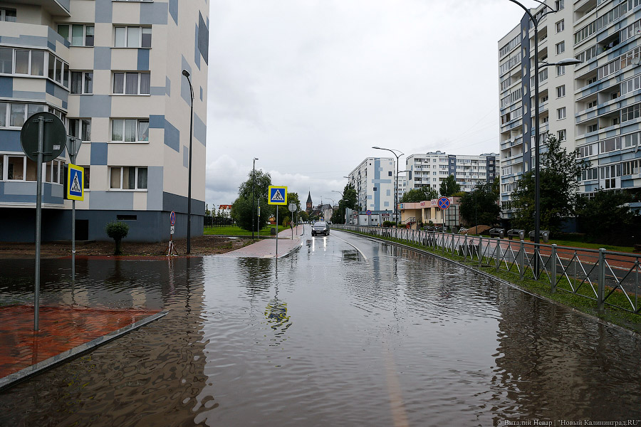 «Плывут парoходы — привет Мальчишу»: Калининград накрыло ливнем (фото)
