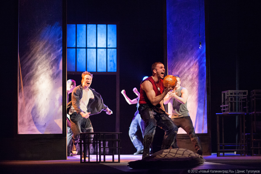 «Трамвай „Желание“ останавливается здесь»: фоторепортаж со спектакля