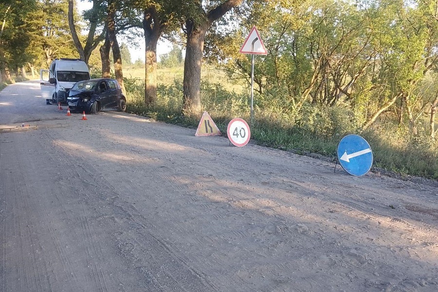 Совершавший обгон 19-летний водитель спровоцировал ДТП с двумя 15-летними пострадавшими (фото)