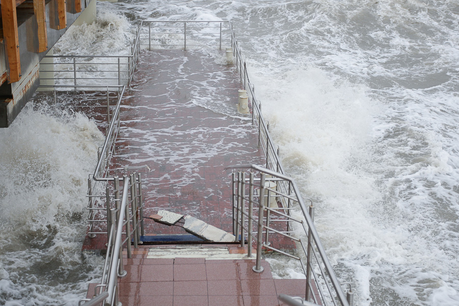 Добить «Ксавьером»: променад в Зеленоградске оказался не готов к зимним штормам