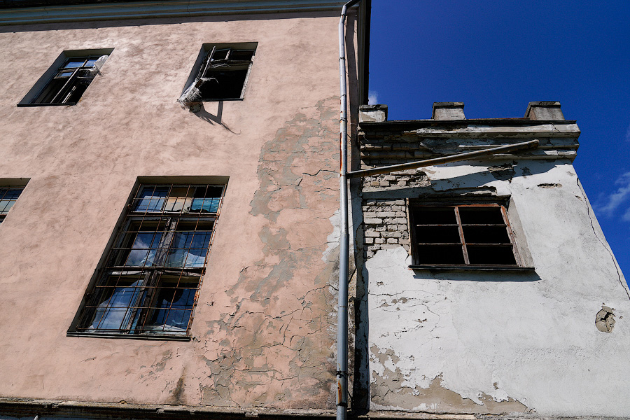 Усадьба разбитых окон: как выглядит Командный пункт 43-й армии перед реконструкцией (фото)