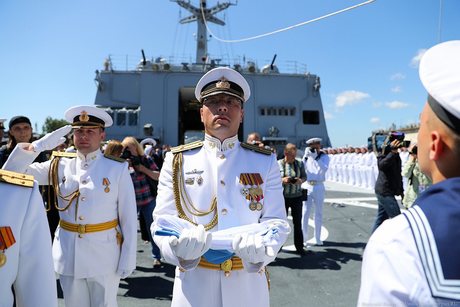 Трудный путь во флот: на БДК «Иван Грен» подняли Андреевский флаг