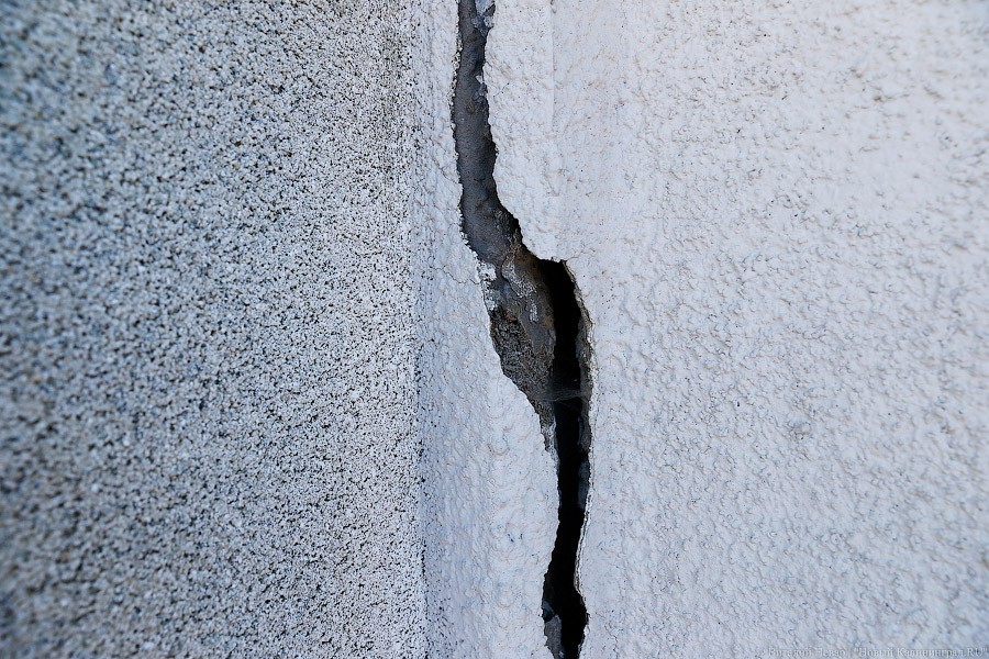 После потопа появились новые трещины на памятнике морякам-балтийцам (фото)