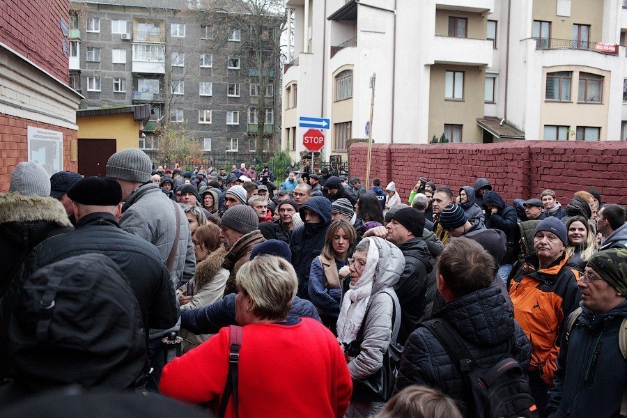 «Тут пол-Калининграда, ё-моё»: как горожане стояли за справкой на права