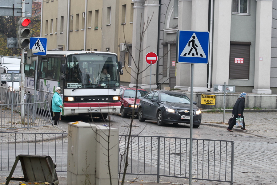 Несчастливый перекресток: грузовики сносят ограждение у школы №14, где погибла девочка (фото)