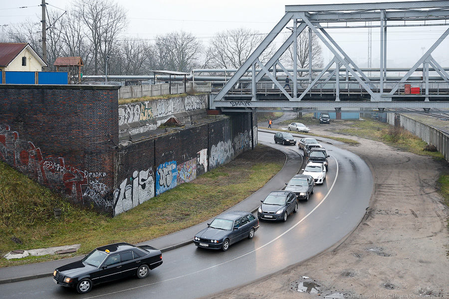 На Суворова без перемен: как «едет» мост через неделю после открытия 