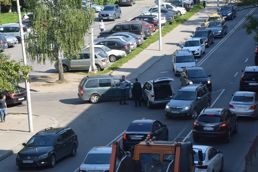 Участники ДТП частично перекрыли ул. Озерова (фото)