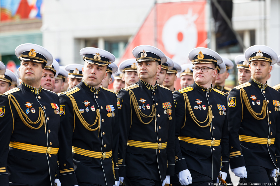 Под Знаменем Победы: в центре Калининграда прошел военный парад (фото)