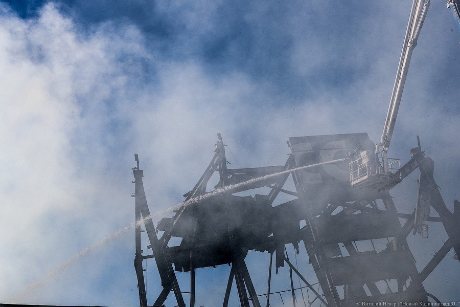 Бетон и балки: последствия крупного пожара на «Цепруссе» (фото)