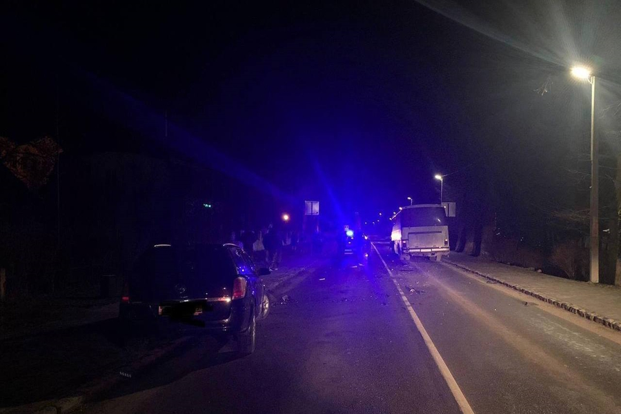 В Полесске «Опель» выехал на встречную полосу и столкнулся с автобусом (фото)