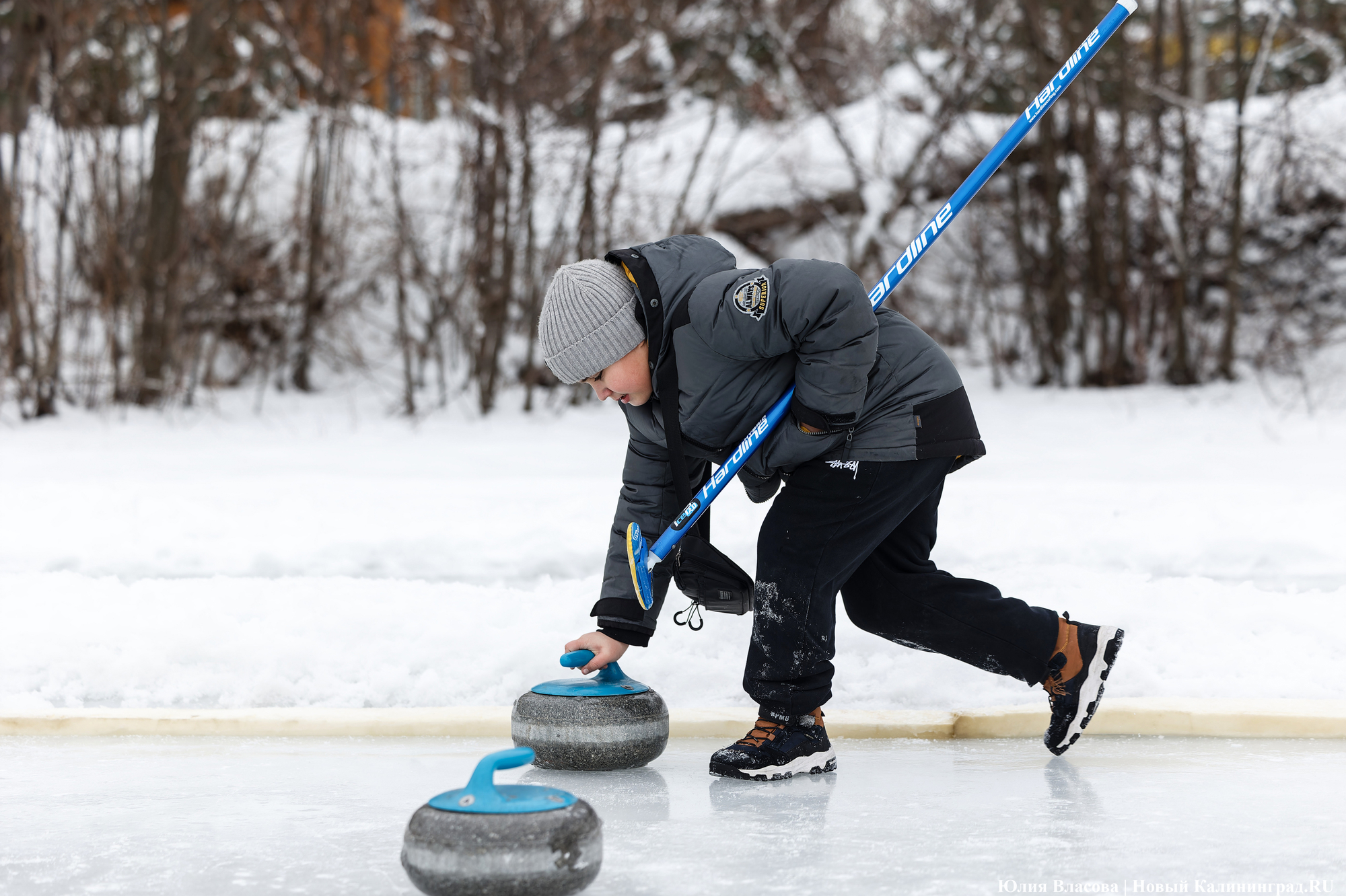 Камни, щетки и «дома»: на озере Шенфлиз впервые сыграли в кёрлинг (фото)