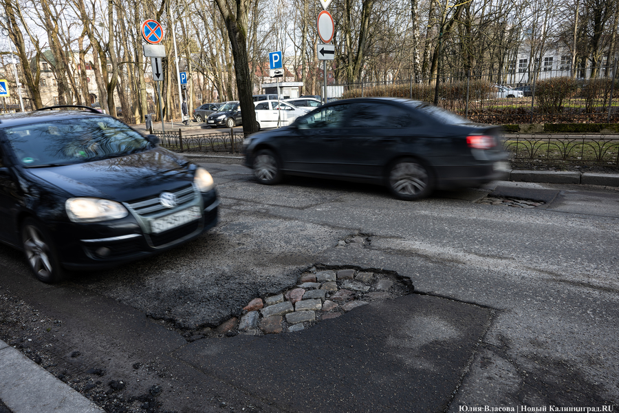 И пришло разрушение: как выглядят дороги Калининграда после схода снега (фото)