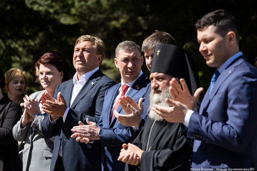 Ярошук, Чебурашка, Алиханов: в Калининграде открыли памятник «Счастливая семья» (фото)