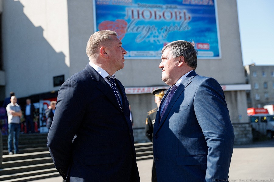 20 апреля: бывший и нынешний градоначальники перед церемонией инаугурации