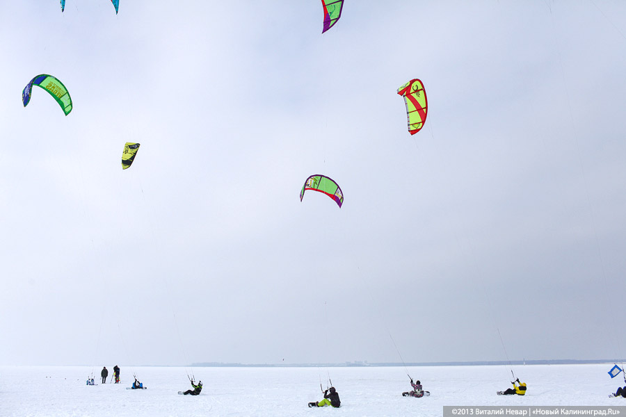 «Без тормозов»: репортаж с соревнований по сноукайтингу и айсбордингу