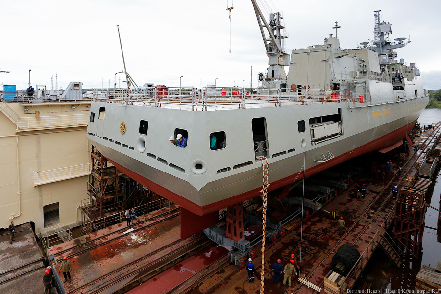 Исполин на колёсах: в Калининграде спустили на воду фрегат «Адмирал Макаров»