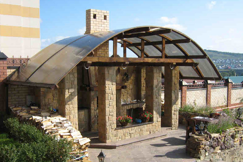 Что важно знать о применении поликарбоната при благоустройстве участка?