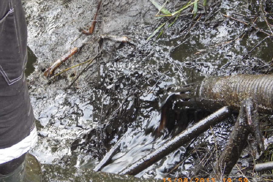 В Гурьевском районе прорвало нефтепровод, загрязнено около 1 га земель (фото)