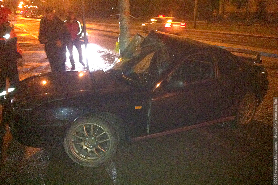 Водитель «Хонды» на Гагарина вылетел на встречку и «обнял» столб (фото)