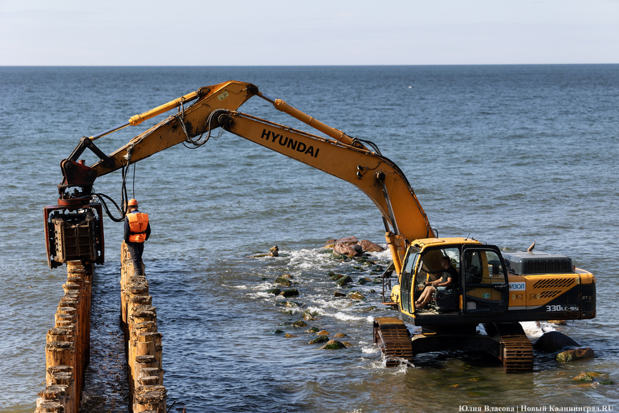 С видом на море и стройку: как выглядит пляж в Светлогорске этим летом