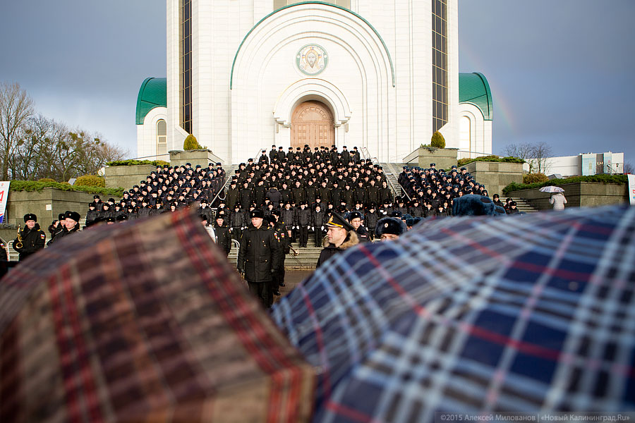 Под радугой с гимном: как в Калининграде День Конституции отмечали (фото)