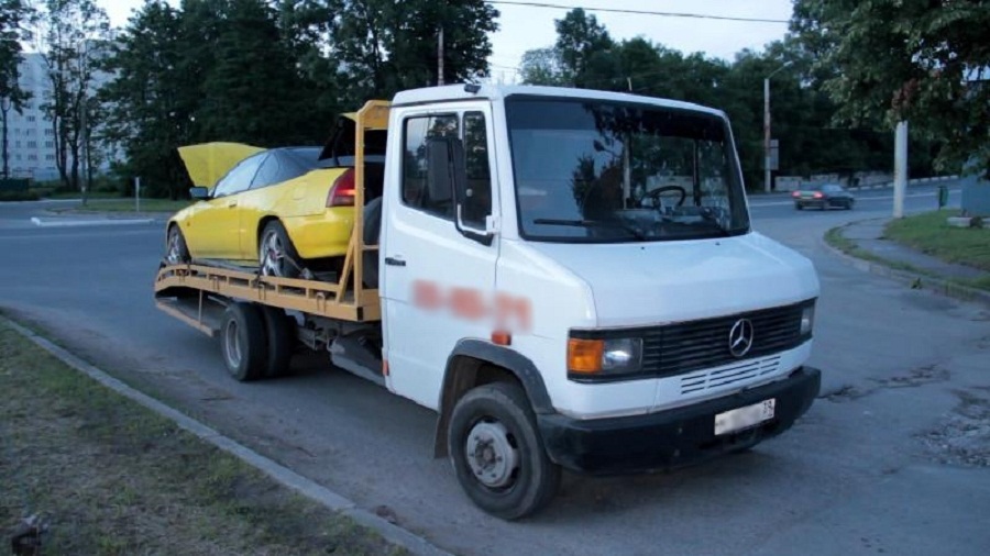 В Калининграде полиция задержала автомобиль с миной в багажнике (фото)