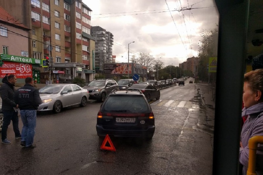 Из-за ДТП на перекрестке Горького и Сибирякова серьезно затруднено движение в центр (фото)