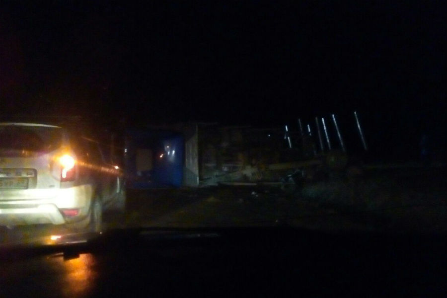 Очевидцы: на гвардейской трассе перевернулся лесовоз (фото)