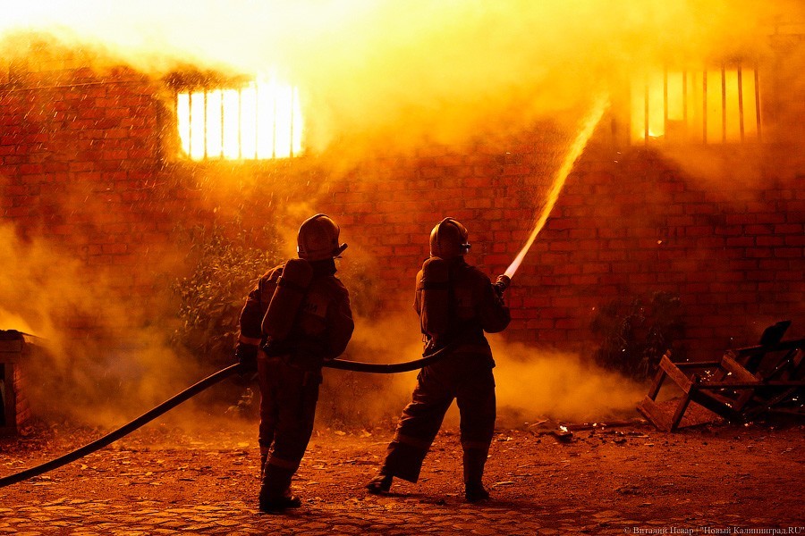 При пожаре в недостроенном доме в Калининграде погибли два человека