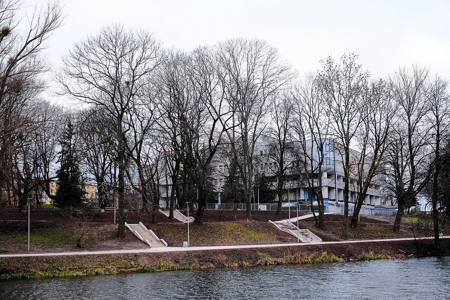 Бетон и пустота: в Калининграде завершается благоустройство Нижнего озера (фото)