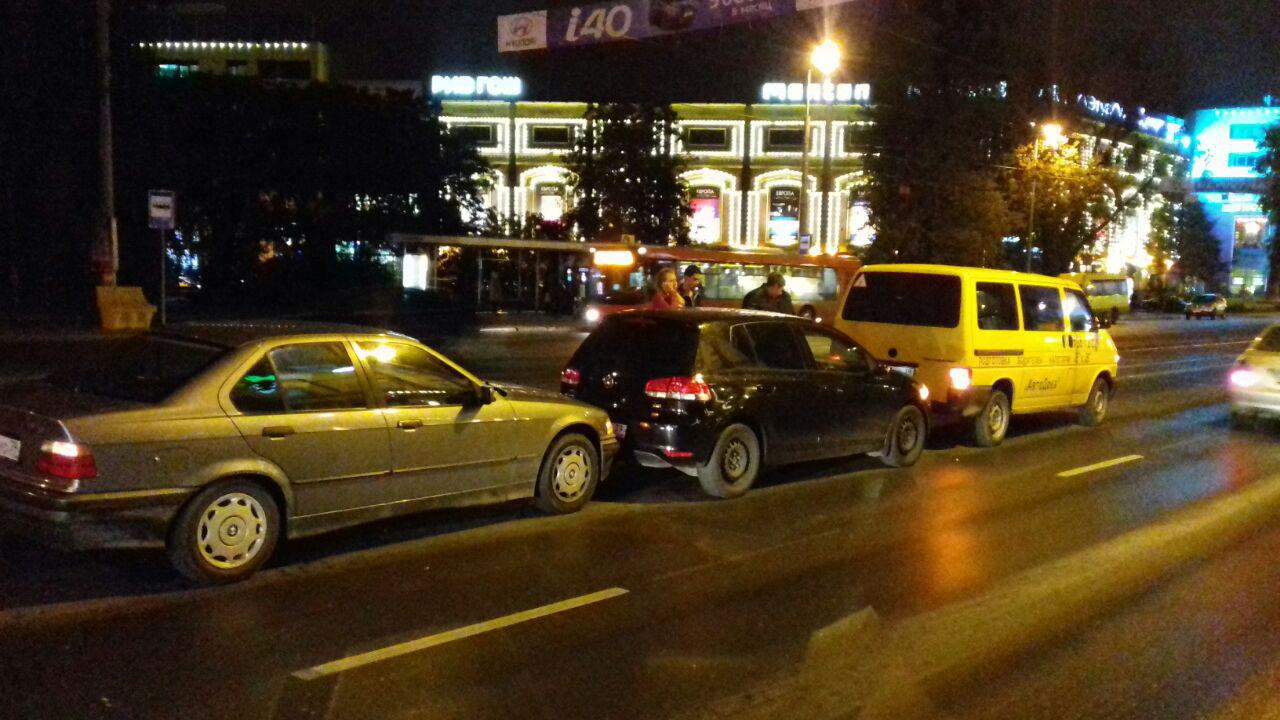 На Ленпроспекте около пл. Победы три автомобиля образовали «паровозик» (фото)
