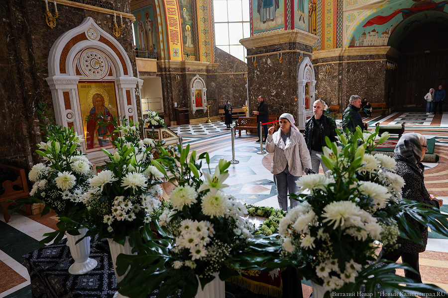 В брызгах святой воды: освящение пасхального угощения в соборе Христа Спасителя (фото)