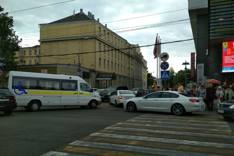 Из-за перекрытия подъезда к отелю «встала» улица Баранова (фото)