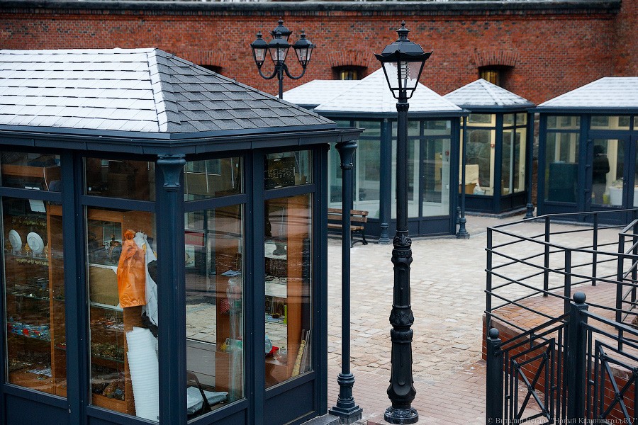 Много «курилок»: закончился монтаж новых палаток у музея Янтаря (фото)