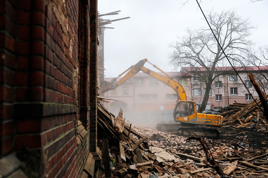 Экскаватором по Гёте: как сносят довоенное здание на Томской (фото, видео)