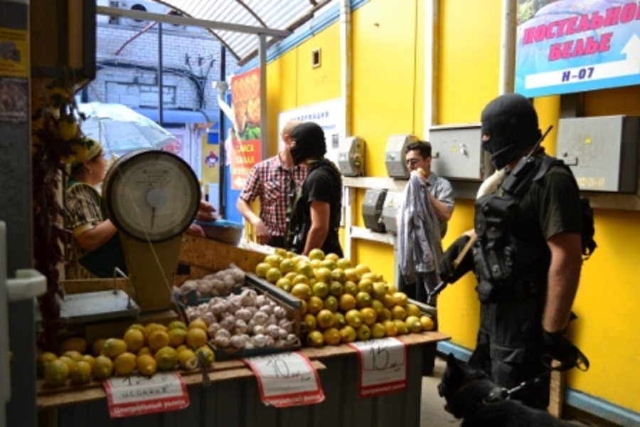 В ходе рейда по Центральному рынку полицейские изъяли более 100 кг насвая (фото)