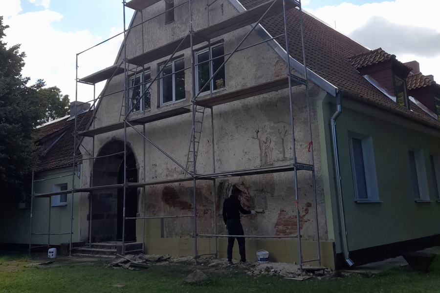 На доме культуры в Грачевке зашили утеплителем историческую роспись (фото)