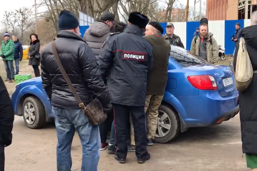 На митинге возник конфликт из-за машины, которая хотела проехать через толпу (видео)
