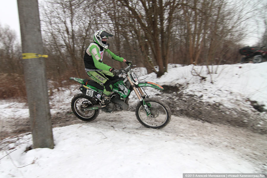 «Пингвиньи гонки»: фоторепортаж с зимнего мотокросса