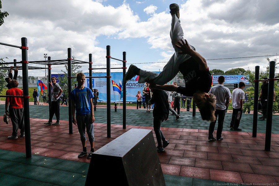 Воспитание улицей: как в Калининграде открывали площадку для воркаута