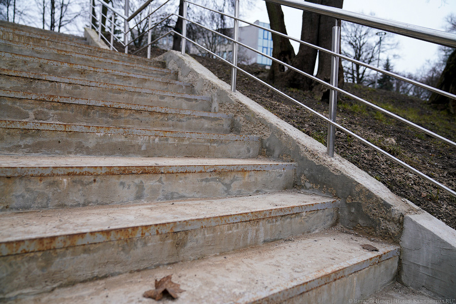 Обвалившаяся штукатурка и не только: благоустроенный за миллионы Нижний пруд после зимы