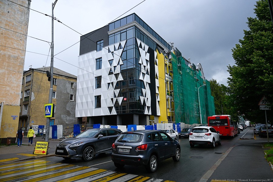 Стекло и треугольники: как выглядит фасад реставрируемой «Кройц-аптеки»