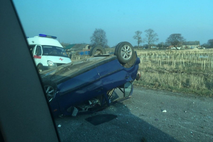 Очевидец: под Светлогорском перевернулась машина, есть пострадавшие (фото)